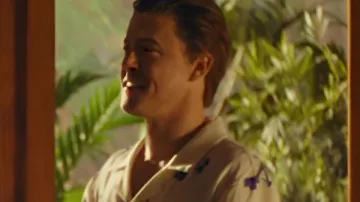 Camisa blanca con estampado floral y cocodrilo azul de SNL como se ve en Saturday Night Live