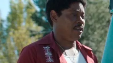 Government Cheese 2025 Bokeem Woodbine Chemise rouge portée par Bootsy (Bokeem Woodbine) comme on le voit dans Government Cheese (S01)