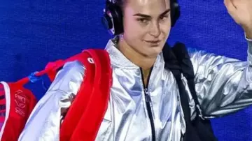 Aryna Sabalenka US Open 2025 Silver Crop Jacket usada por Aryna Sabalenka en el video musical ¡Sabalenka se lleva a casa títulos BACK TO BACK US OPEN!