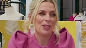 Blusa de cuello rosa de abeja de costura británica usada por la presentadora (Sara Pascoe) como se ve en La abeja de costura británica (S11E03)