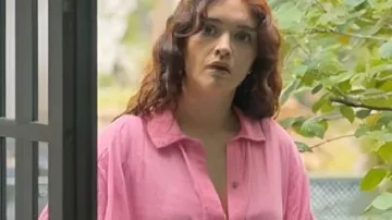 La chemise rose de la petite amie portée par Cherry (Olivia Cooke) comme on le voit dans La petite amie (S01E01)