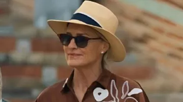 La camisa floral marrón de la novia usada por (Robin Wright) como se ve en La novia (S01E04)