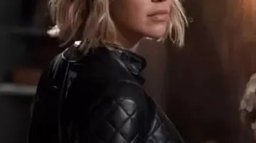 Veste en cuir de moto Olivia Charity portée par Olivia Charity (Arielle Kebbel) à Midnight, Texas (S02)