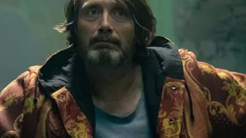 Dust Bunny 2025 Veste à capuche Mads Mikkelsen portée par (Mads Mikkelsen) dans Dust Bunny