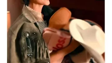 The Wrong Paris 2025 Veste à franges Christin Park portée par Jasmine (Christin Park) dans The Wrong Paris