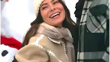 The Wrong Paris 2025 Miranda Cosgrove Chaqueta usada por Dawn (Miranda Cosgrove) en The Wrong Paris