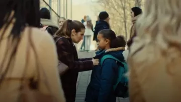 Parka repelente al agua de H&M usada por Alfie (Eiden-River Coleman) como se ve en The Rumour (S01E01)