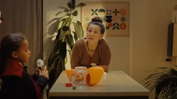 Boss C_fondiala Pull en tricot porté par Kay (Liza Sadovy) comme on le voit dans La Rumeur (S01E02)