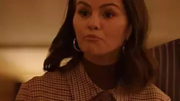 Polo Only Murders in The Building porté par Mabel Mora (Selena Gomez) comme on le voit dans Only Murders in the Building (S05E03)