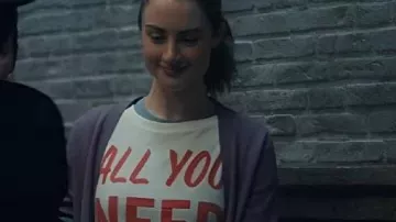 The Twisted Tale of Amanda Knox "ALL YOU NEED IS LOVE" Camiseta estampada usada por Amanda Knox (Grace Van Patten) como se ve en The Twisted Tale of Amanda Knox (S01E01)