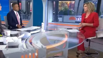 Pantalon Cinq à Sept Kerry en Candy Apple porté par Christine Romans, comme on le voit dans Today le 11 septembre 2025