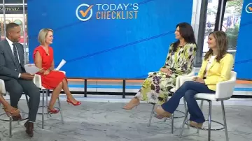 Vestido midi con mangas blusón estampadas de Reiss Florere usado por Natalie Azar como se ve en Today el 13 de septiembre de 2025