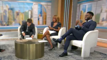 Roland Mouret Robe midi en tricot à manches courtes portée par Gayle King comme on le voit dans CBS Mornings le 11 septembre 2025