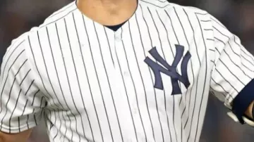 Camiseta blanca a rayas azules de los New York Yankees MLB 2025