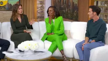Gabriela Hearst Stephanie Blazer en crêpe de laine à double boutonnage porté par Deborah Roberts comme on le voit dans Good Morning America le 13 septembre 2025