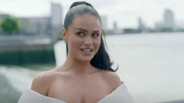 Pendientes de orbe Valentina de Vivienne Westwood usados por Olivia Hawkins como se ve en Celebs Go Dating (T14E17)