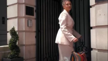 Paul Smith AW 2024 Sac à bandoulière Swirl avec fermeture Turn Lock porté par Anna Williamson comme on le voit dans Celebs Go Dating (S14E19)