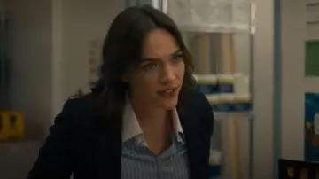 J Crew Chemise courte décontractée en popeline de coton à rayures faciles portée par Evan Shepherd (Violett Beane) comme on le voit dans Countdown (S01E13)