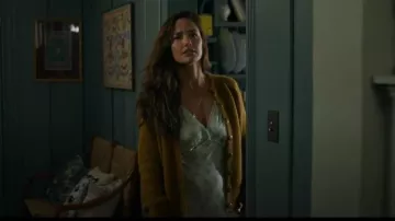 Doen Tahlia Robe longue en soie verte portée par Quinn O’Grady (Minka Kelly) comme on le voit dans Ransom Canyon (S01E07)