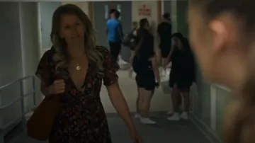 Vestido Rixo Delicia usado por la mamá de Lauren como se ve en Ransom Canyon (S01E08)