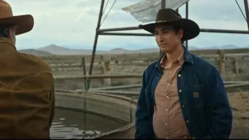 Carhartt Veste chemise en denim doublée de molleton doublée de molleton pour hommes portée par Jake Longbow (Tatanka Means) comme on le voit dans Ransom Canyon (S01E08)