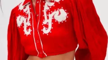 Chemise western courte rouge Christin Park portée par Jasmine (Christin Park) dans The Wrong Paris