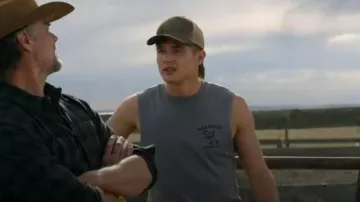 Camiseta gráfica de manga corta con logo de vaquero para hombre Wrangler usada por Lucas Russell (Garrett Wareing) como se ve en Ransom Canyon (S01E08)