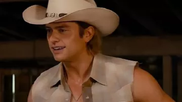 Cette chemise à carreaux sans manches portée par Trey (Pierson Fodé) dans The Wrong Paris