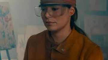 Esta chaqueta corta de gamuza marrón usada por Dawn (Miranda Cosgrove) en The Wrong Paris