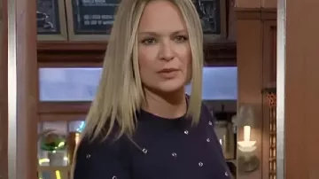 Ce haut marine à œillets porté par Sharon Case (Sharon Newman) dans Les Feux de l’Amour (S52E127)