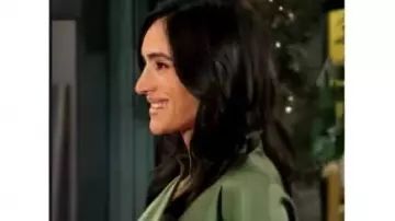 Blouse en satin vert Des jours et des vies portée par elle (Cherie Jimenez) comme on le voit dans Des jours et des vies (S60E127)