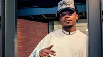 Late Night with Seth Meyers Pull blanc porté par lui (Chance The Rapper) comme on le voit dans Late Night with Seth Meyers au PaleyFest LA 2024