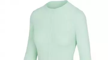 Cardigan en tricot vert menthe Sistas porté par elle (Crystal Renee Hayslett) comme on le voit à Sistas (S01E01)