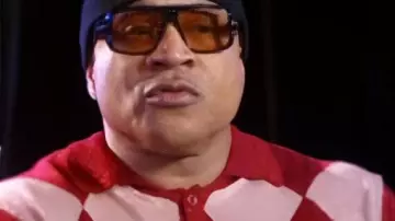 Suéter polo de punto metálico de Access Hollywood usado por LL Cool J como se ve en Access Hollywood