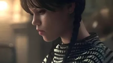 Suéter a rayas de Wednesday usado por Wednesday Addams / Goody Addams (Jenna Ortega) como se ve en Wednesday (S02E05)