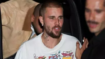 Camiseta gráfica de los gatos de Nueva York usada por Justin Bieber en Justin Bieber - Beauty And A Beat ft. Nicki Minaj