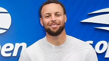 Pull gris du championnat de tennis de l’US Open porté par Stephen Curry en Steph Curry dans le bâtiment pour la finale ???? masculine de l’US Open