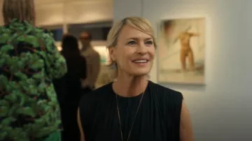 Vestido de columna iluminado de Zimmermann usado por Laura (Robin Wright) como se ve en The Girlfriend (S01E01)