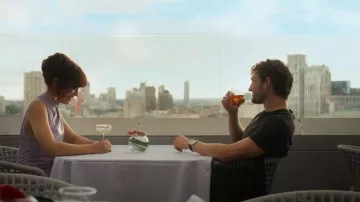 Nanushka Melba Robe drapée en cuir végétalien portée par Cherry (Olivia Cooke) comme on le voit dans The Girlfriend (S01E01)