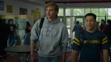 Fast Back Ropes, Inc. Sudadera con capucha y logo retro para hombre Fast Back en negro usada por Lucas Russell (Garrett Wareing) como se ve en Ransom Canyon (S01E09)