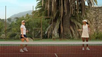 Camisa bordada de Polo Ralph Lauren Polo Pony usada por Laura (Robin Wright) como se ve en The Girlfriend (S01E02)