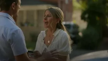 Blusa plisada de satén con volantes Ulla Johnson Eleni usada por la mamá de Lauren como se ve en Ransom Canyon (S01E09)