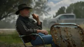 Franela acolchada Quintana de Howler Brothers usada por Cap Fuller (James Brolin) como se ve en Ransom Canyon (S01E09)