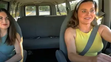 Traje de cuerpo sólido de laboratorio gris usado por Kristy Etheredge como se ve en The Mother Flip (S01E02)