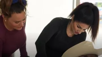 Lululemon Swiftly Tech Shortped Long-sleeve Shirt 2.0 portée par Rebecca Franchione comme on le voit dans The Mother Flip (S01E02)