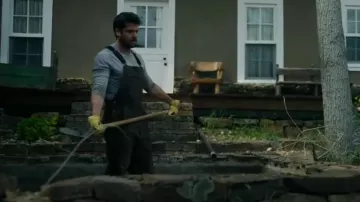 Carhartt Men’s Duck Bib Overall - Noir porté par Yancy Grey (Jack Schumacher) comme on le voit dans Ransom Canyon (S01E10)