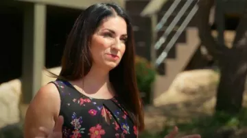 Vestido de Vuelo y Ajuste de Cerradura de Pájaro Colibrí Floral Multicolor Negro Express usado por Rebecca Franchione como se ve en The Mother Flip (S01E03)