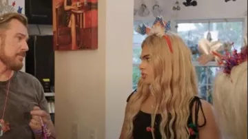 Shein x Marika Sila Shein Mod Cherry Embroidery Tie Shoulder Cami Top usado por Alliya como se ve en 90 Day Fiancé (S11E15)