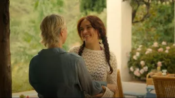 Miss Selfridge Crochet dos bas à manches longues Mini portée par Cherry (Olivia Cooke) comme on le voit dans The Girlfriend (S01E02)