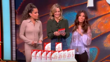 Blouse Zimmermann Billow portée par Gretta Monahan comme on le voit dans The View le 15 septembre 2025